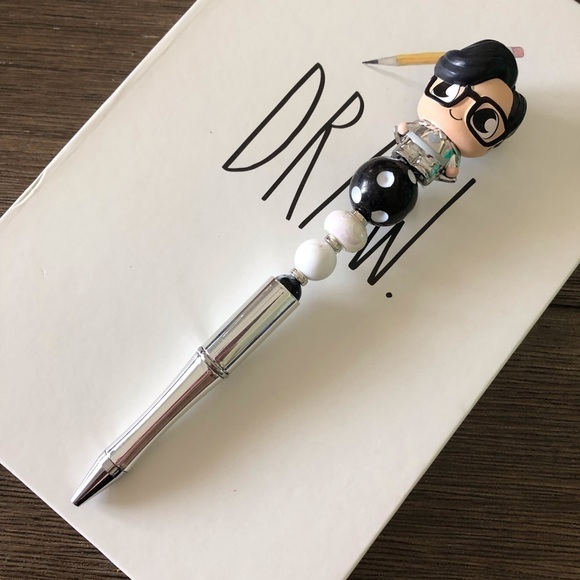 DC Comics: Sliver Clark Kent handmade beaded pen - Picture 2 of 3